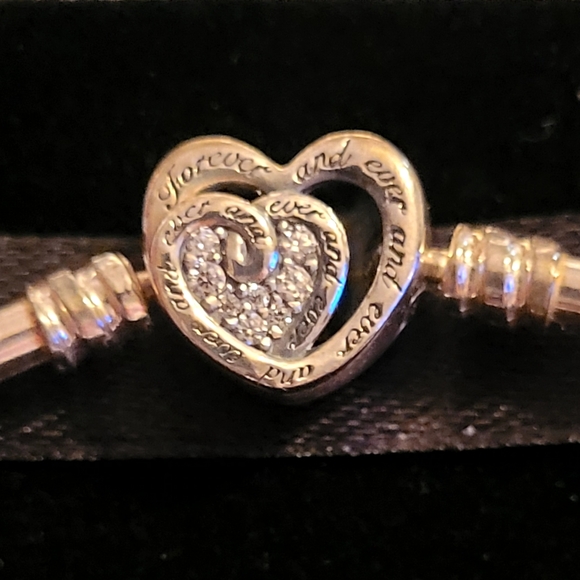 Pandora Limited Ed. Pandora Moments Entwined Infinite Hearts Clasp Bangle NEW - Picture 2 of 3